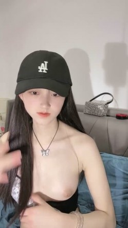 你的04年小情妇，高颜值露脸诱惑，来大姨妈了还那么骚，给狼友看血逼逼，给大哥喂着奶舔大哥乳头口爆大鸡巴 截图5