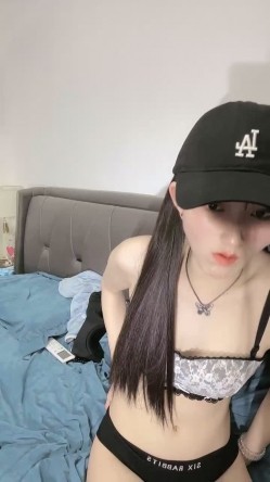 你的04年小情妇，高颜值露脸诱惑，来大姨妈了还那么骚，给狼友看血逼逼，给大哥喂着奶舔大哥乳头口爆大鸡巴 截图6