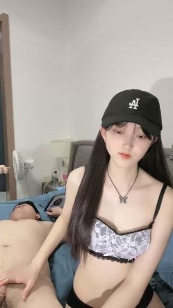 你的04年小情妇，高颜值露脸诱惑，来大姨妈了还那么骚，给狼友看血逼逼，给大哥喂着奶舔大哥乳头口爆大鸡巴 截图8