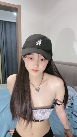 你的04年小情妇，高颜值露脸诱惑，来大姨妈了还那么骚，给狼友看血逼逼，给大哥喂着奶舔大哥乳头口爆大鸡巴 截图11