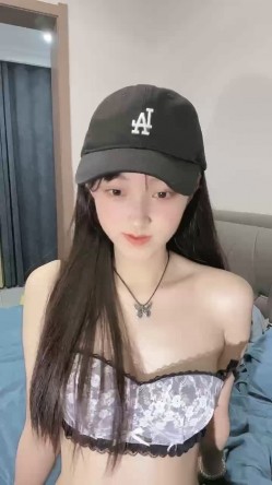 你的04年小情妇，高颜值露脸诱惑，来大姨妈了还那么骚，给狼友看血逼逼，给大哥喂着奶舔大哥乳头口爆大鸡巴 截图12