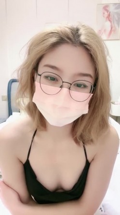 今年顶级女神！【泡泡泡00年】超高收费房，姨妈巾，都是血，都是血~颜值还不错，推荐 截图3