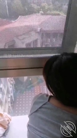 大神小钢炮 趁大哥回来之前把正在厨房做饭的尤物嫂子拉进房间内射 截图8