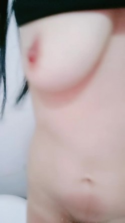 00年骨感少妇 ️：太会玩了，，淫水犹如瀑布，哗啦啦冲击天花板，瓶子橘子统统塞阴道，菊花爆肛，真强！！ 截图3