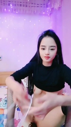 00年骨感少妇 ️：太会玩了，，淫水犹如瀑布，哗啦啦冲击天花板，瓶子橘子统统塞阴道，菊花爆肛，真强！！ 截图9