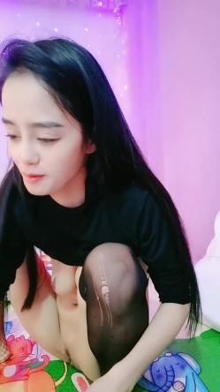 00年骨感少妇 ️：太会玩了，，淫水犹如瀑布，哗啦啦冲击天花板，瓶子橘子统统塞阴道，菊花爆肛，真强！！ 截图14
