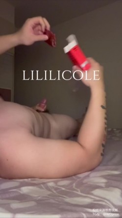 专泡良家大神『LILILICOLE』翘臀骚货一边穿着高跟黑丝一边女上摇摆，只需躺着据能享受全自动炮架服务 截图3