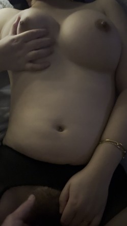 溧阳公馆极品巨乳肥臀骚婊，蒙眼跪地舔从上到下，D+大奶晃荡着，绝品肉便器泄火必备 截图12