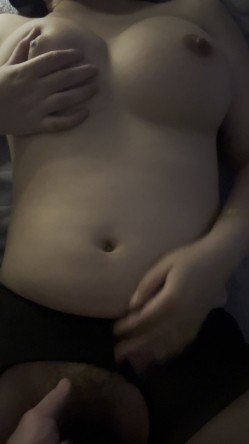溧阳公馆极品巨乳肥臀骚婊，蒙眼跪地舔从上到下，D+大奶晃荡着，绝品肉便器泄火必备 截图13