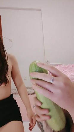 两个骚女露脸在一起比男人玩的都嗨，丝袜情趣制服诱惑双头道具互相插逼，戴上假鸡巴开草主动上位，给逼吃菜 截图13