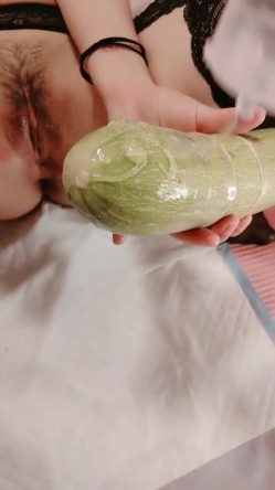 两个骚女露脸在一起比男人玩的都嗨，丝袜情趣制服诱惑双头道具互相插逼，戴上假鸡巴开草主动上位，给逼吃菜 截图16