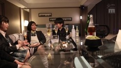 MIDV-154 どうせ陰キャなお前ら修学旅行くそだったんだろ？ 陽キャなうちらが最高の思い出作ってやんよ！一日中弄られパコられまくった大人の修学旅行in東京 石原希望 葵いぶき 截图3