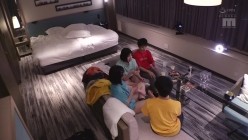 MIDV-154 どうせ陰キャなお前ら修学旅行くそだったんだろ？ 陽キャなうちらが最高の思い出作ってやんよ！一日中弄られパコられまくった大人の修学旅行in東京 石原希望 葵いぶき 截图10