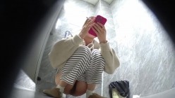 夜总会女厕高清前景偷拍 ️小姐尿尿白色长靴美女一边看手机一边大号 截图10