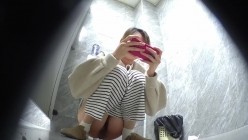夜总会女厕高清前景偷拍 ️小姐尿尿白色长靴美女一边看手机一边大号 截图13