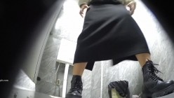 夜总会女厕高清前景偷拍 ️小姐尿尿白色长靴美女一边看手机一边大号 截图15