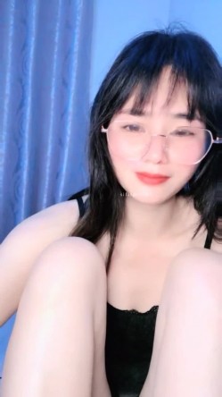 核弹！极品骚娘们【冷艳小妈】道具自慰~骚的很！西装黑丝，知性丽人，赞 截图2