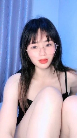 核弹！极品骚娘们【冷艳小妈】道具自慰~骚的很！西装黑丝，知性丽人，赞 截图3