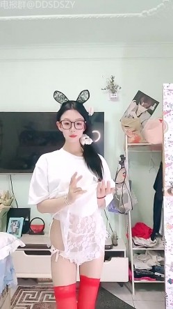 舞蹈系校花学妹【小涵宝宝】护士制服 丝袜诱惑 抖音风骚舞，道具自慰 截图1