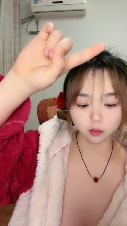 肤白貌美极品靓妹 绝对美人坯子 巨乳肥臀~道具狂插流淫水白浆~爽的一逼 截图3