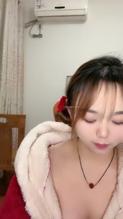 肤白貌美极品靓妹 绝对美人坯子 巨乳肥臀~道具狂插流淫水白浆~爽的一逼 截图4