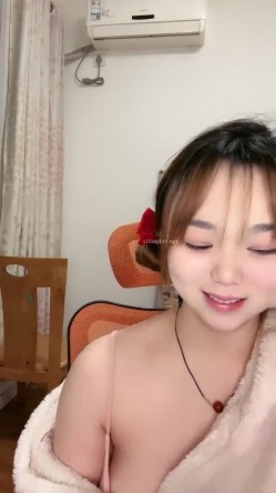 肤白貌美极品靓妹 绝对美人坯子 巨乳肥臀~道具狂插流淫水白浆~爽的一逼 截图5