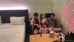 ️绿帽换妻淫趴网黄【pittyswg】周末聚会，迪吧氛围混乱3P，男女操男男搞乱肏 截图1