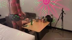 ️绿帽换妻淫趴网黄【pittyswg】周末聚会，迪吧氛围混乱3P，男女操男男搞乱肏 截图7