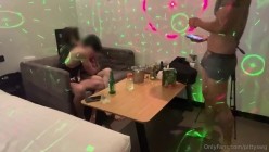 ️绿帽换妻淫趴网黄【pittyswg】周末聚会，迪吧氛围混乱3P，男女操男男搞乱肏 截图9
