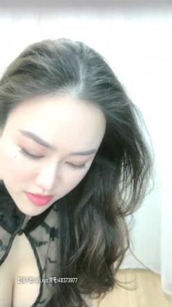 高颜值性感御姐情趣装吊带黑丝，跳扇子舞慢慢脱掉道具假屌自慰 截图4