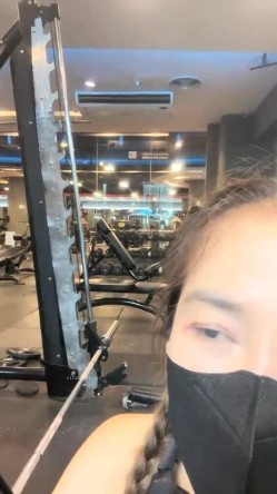 重磅，火爆健身尤物，【健身桃桃】，高端场会牛郎嗑药操喷，欲望得到了充分释放，水不停，被操的高潮好多次 截图1