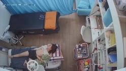 黑客破解美容院摄像头偷拍 ️金钱加持下 老板娘彻底沦陷被油腻大叔任意玩弄老板娘是真骚 偶尔熟睡还自慰 截图14