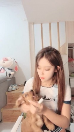 瘦脸大眼可爱的妹妹，运动装诱惑，椅子上道具自慰，表情很爽 截图1