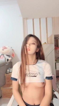 瘦脸大眼可爱的妹妹，运动装诱惑，椅子上道具自慰，表情很爽 截图2