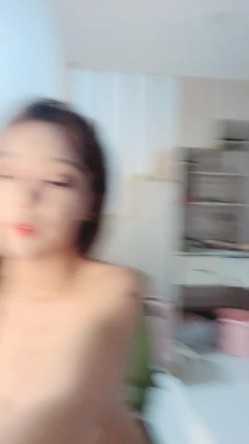 瘦脸大眼可爱的妹妹，运动装诱惑，椅子上道具自慰，表情很爽 截图7