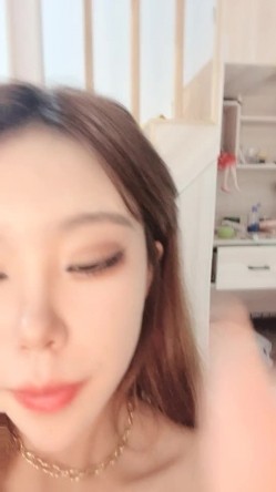 瘦脸大眼可爱的妹妹，运动装诱惑，椅子上道具自慰，表情很爽 截图13