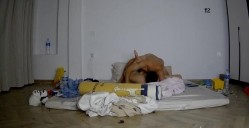 《黑客破解》猥琐大叔和美女老婆地板上各种姿势啪啪 截图2