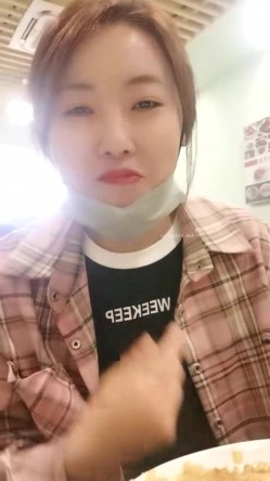 极品人妻！刺激，【放肆的小水娃】，真实良家，标准的贤妻良母，厨房搔首弄姿 截图2