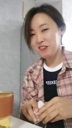 极品人妻！刺激，【放肆的小水娃】，真实良家，标准的贤妻良母，厨房搔首弄姿 截图7