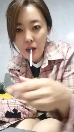 极品人妻！刺激，【放肆的小水娃】，真实良家，标准的贤妻良母，厨房搔首弄姿 截图9