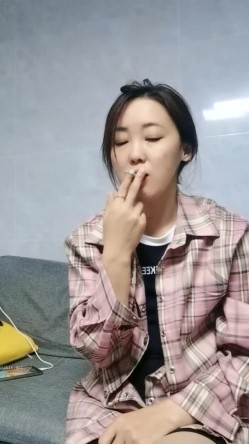 极品人妻！刺激，【放肆的小水娃】，真实良家，标准的贤妻良母，厨房搔首弄姿 截图10