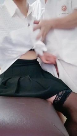 剧情演绎性虐待按摩师，黑丝情趣全程露脸给大哥手铐上用棍子和高跟玩菊花，被大哥抠逼玩奶各种无套抽插内射 截图3
