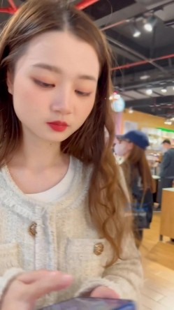 大神尾随偷拍美女裙底风光 ️超短裙靓女逛街 肉丝袜蕾丝内漏出几根毛两闺蜜逛街身材好娃娃脸同款肉丝袜白窄内 截图1