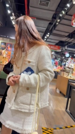 大神尾随偷拍美女裙底风光 ️超短裙靓女逛街 肉丝袜蕾丝内漏出几根毛两闺蜜逛街身材好娃娃脸同款肉丝袜白窄内 截图4