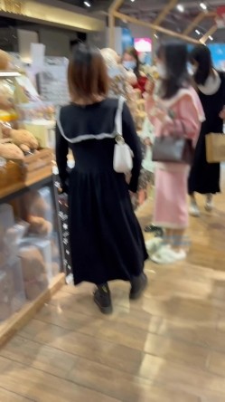 大神尾随偷拍美女裙底风光 ️超短裙靓女逛街 肉丝袜蕾丝内漏出几根毛两闺蜜逛街身材好娃娃脸同款肉丝袜白窄内 截图5
