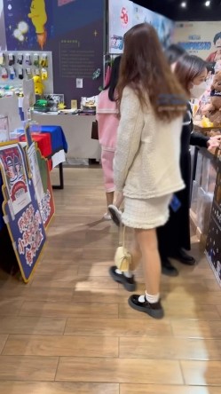 大神尾随偷拍美女裙底风光 ️超短裙靓女逛街 肉丝袜蕾丝内漏出几根毛两闺蜜逛街身材好娃娃脸同款肉丝袜白窄内 截图6