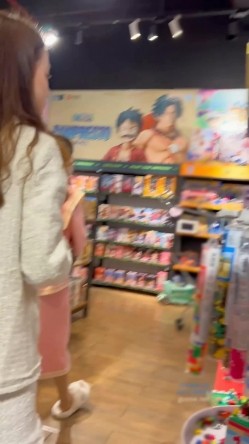 大神尾随偷拍美女裙底风光 ️超短裙靓女逛街 肉丝袜蕾丝内漏出几根毛两闺蜜逛街身材好娃娃脸同款肉丝袜白窄内 截图8