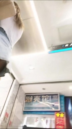 商场一路跟踪偷拍不穿内裤的黑丝美女 ️好漂亮的鲍鱼 截图15