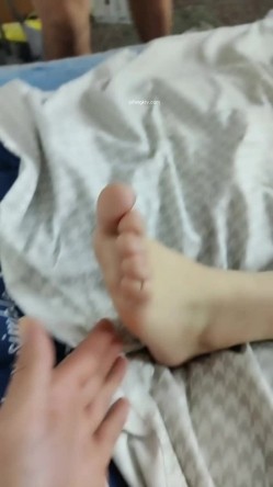 【顶级淫乱 ️震撼群P】四男一女 ️性爱沦陷『小苹果』多体位交叉齐操爆乳骚货 口爆+内射+爆菊+颜射 你想要的都有 截图11
