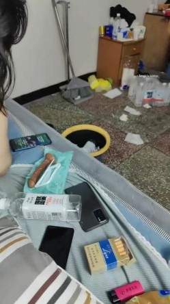 【顶级淫乱 ️震撼群P】四男一女 ️性爱沦陷『小苹果』多体位交叉齐操爆乳骚货 口爆+内射+爆菊+颜射 你想要的都有 截图16